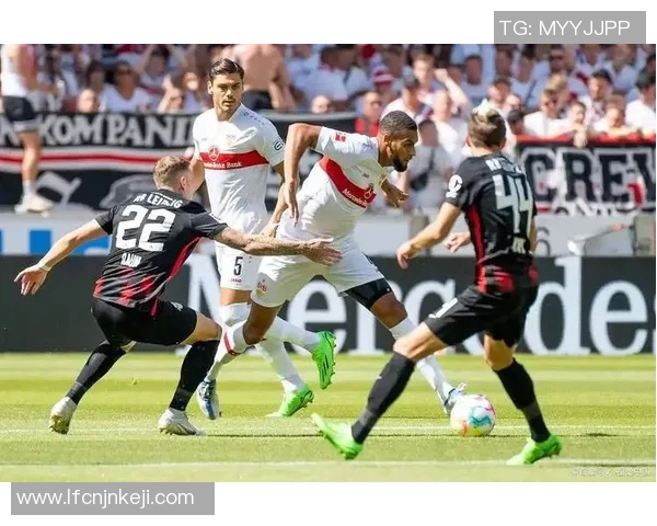 曼联与不来梅的激战回顾：经典对决再现绿茵场的荣耀与激情